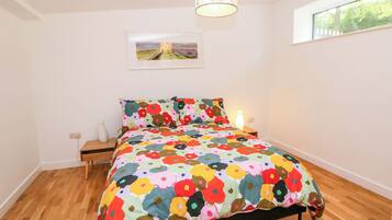 2 Schlafzimmer, individuell dekoriert, individuell eingerichtet