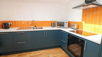 Lave-vaisselle, batterie de cuisine, vaisselle et ustensiles