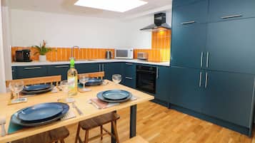 Dishwasher, cookware/dishes/utensils