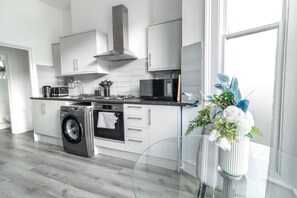 Køleskab, mikrobølgeovn, ovn, kogeplade