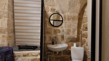 Economy Room, 1 Double Bed | Bathroom | Hair dryer, toilet paper