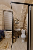 Economy Room, 1 Double Bed | Bathroom | Hair dryer, toilet paper