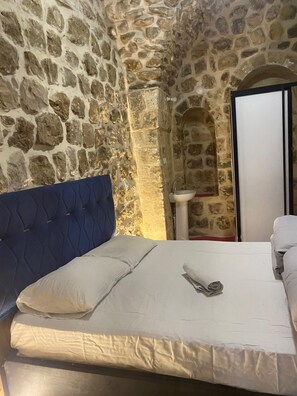 Economy Room, 1 Double Bed | Free WiFi, bed sheets - Rova House (Mardin)