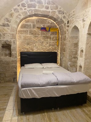 Economy Room, 1 Double Bed | Free WiFi, bed sheets - Rova House (Mardin)