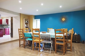 Dining - Le nid du colibri, self-catering 13 places (Drulhe)