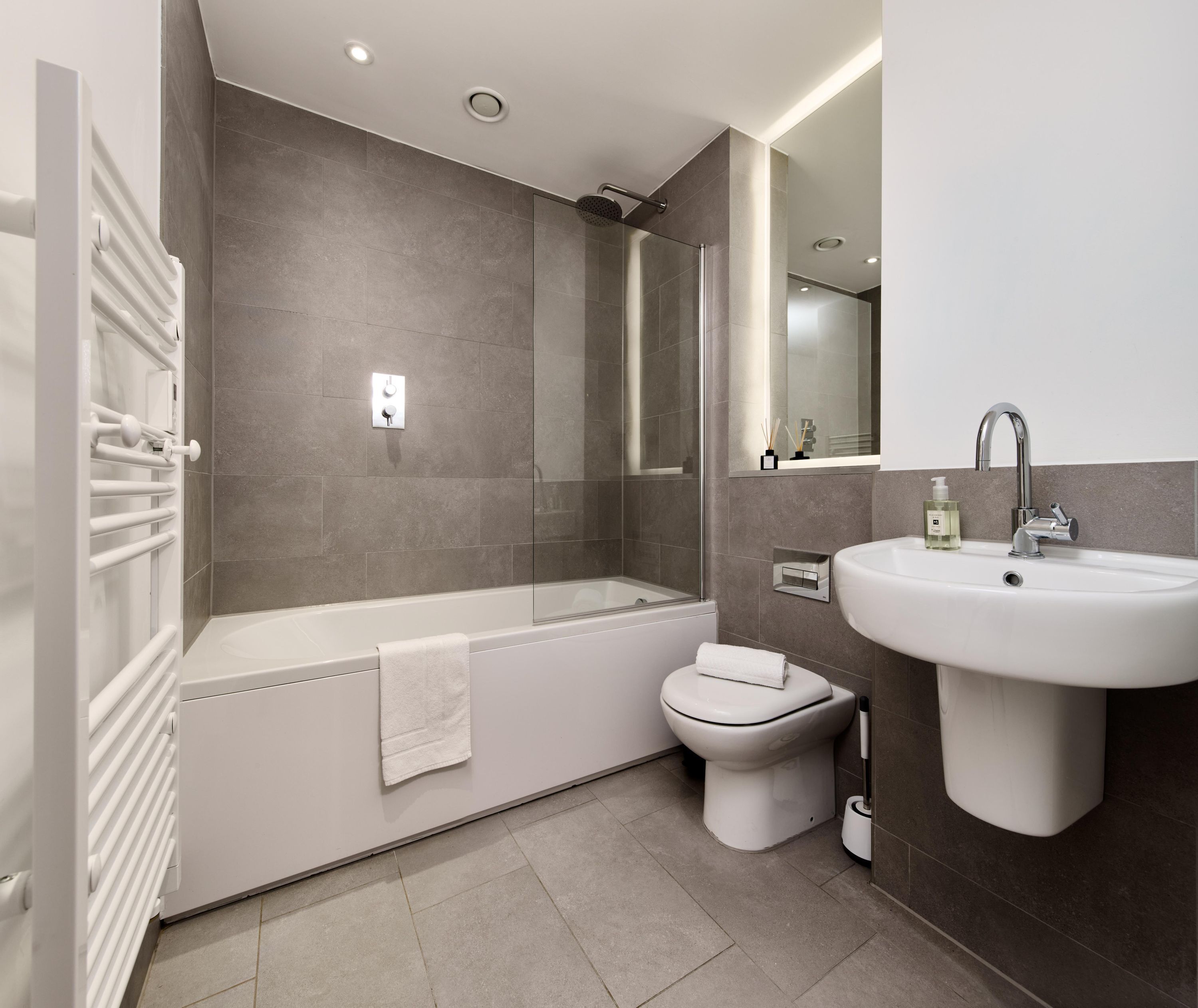 Un baño moderno con bañera, inodoro y lavabo.