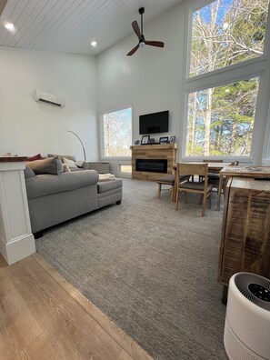 Living area - Moose Pond/Pleasant Mountain (Bridgton)