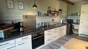 Kaffetrakter/tekoker, kjøleskap, mikrobølgeovn og ovn