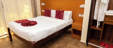 Standaard tweepersoonskamer | Een bureau, een laptopwerkplek, gratis wifi