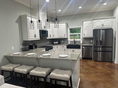 Dogwood Cottage Lake Jordan dock/hot tub/fire pit/boat parking/grill/porch swing