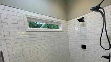 Douche, sèche-cheveux, serviettes fournies, savon