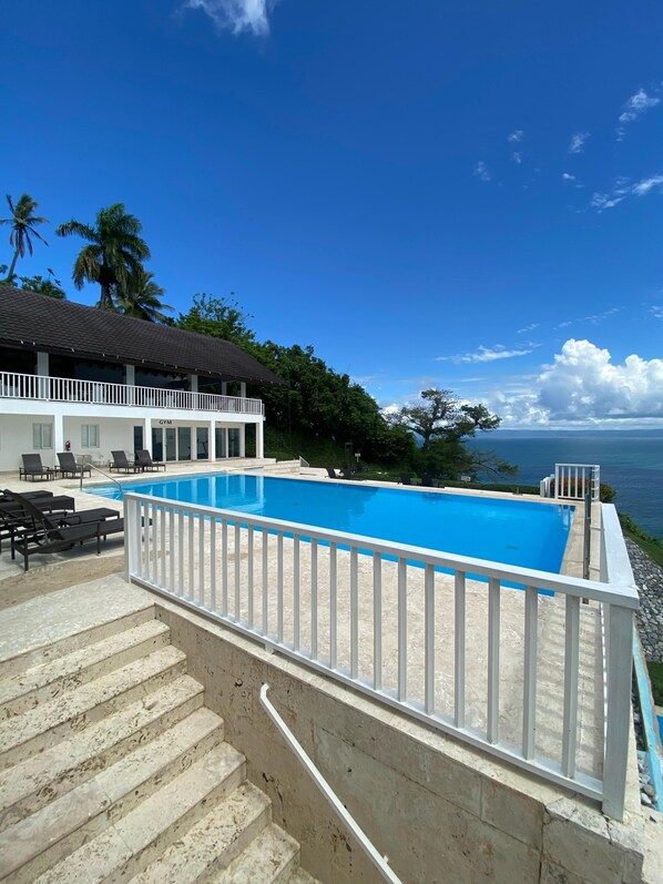 2 piscines extérieures