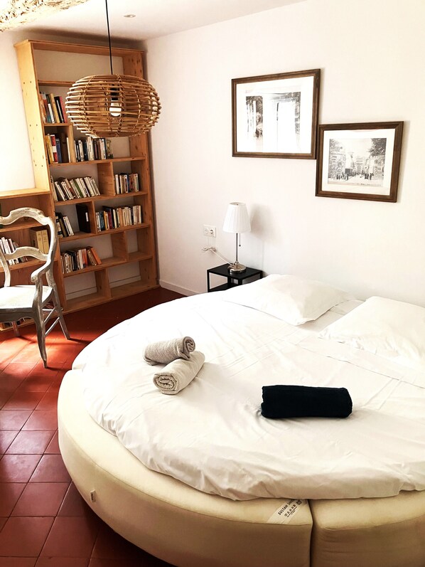 3 habitaciones, tabla de planchar con plancha, wifi y ropa de cama 