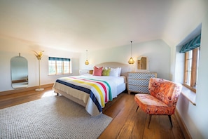6 bedrooms, iron/ironing board, WiFi, bed sheets