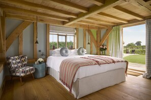 6 bedrooms, iron/ironing board, WiFi, bed sheets