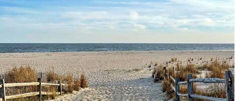 In Strandnähe, Liegestühle, Strandtücher