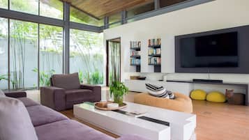 Smart TV, table tennis