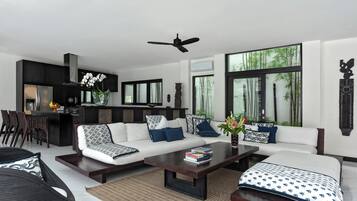 Een smart-tv en boeken