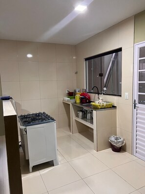 Een koelkast, een microgolfoven, een kookplaat, een waterkoker