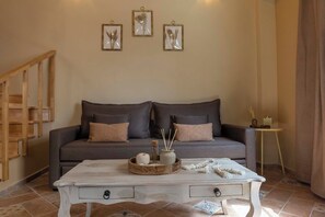 Luxury Suite, Courtyard View | Living area | 32-inch Smart TV with cable channels - Strofilia Guest House (Markopoulo Mesogaias)
