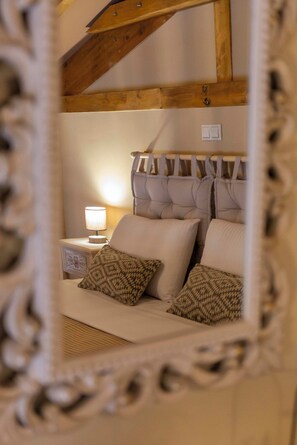 Luxury Suite, Courtyard View | Egyptian cotton sheets, premium bedding, individually decorated - Strofilia Guest House (Markopoulo Mesogaias)