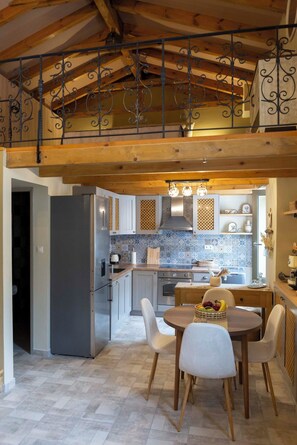Deluxe Suite | Private kitchen | Espresso maker, coffee/tea maker, electric kettle, dining tables - Strofilia Guest House (Markopoulo Mesogaias)