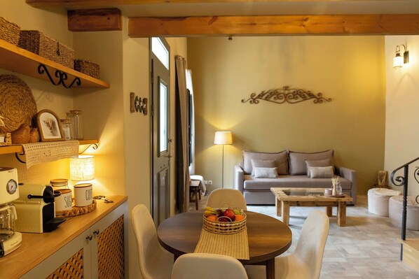 디럭스 스위트 | 거실 공간 | 케이블 채널 시청이 가능한 32인치 스마트 TV