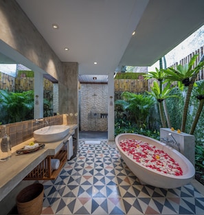 Shower, towels - Luxe Vacay Villa Pantai Indah | Chef & Staff | LVID-16 (Canggu)