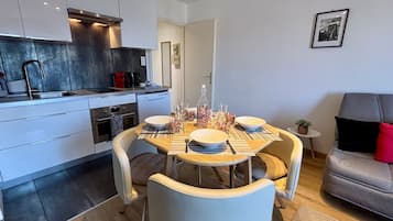 Réfrigérateur, four, lave-vaisselle, cafetiÚre/bouilloire