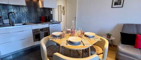 Kühlschrank, Ofen, Geschirrspüler, Wasserkocher mit Kaffee-/Teezubehör