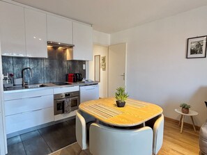 Fridge, oven, dishwasher, coffee/tea maker