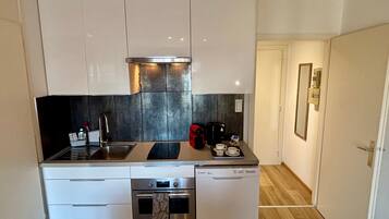 Réfrigérateur, four, lave-vaisselle, cafetiÚre/bouilloire