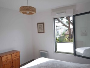 2 bedrooms, iron/ironing board, WiFi, bed sheets - Sea view apartment, close to beaches (Cagnes-sur-Mer)