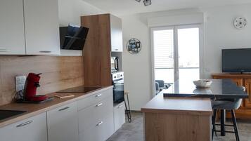 Een koelkast, een microgolfoven, een oven, een vaatwasser