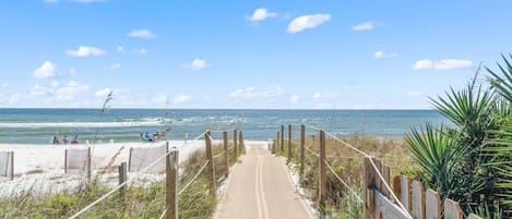 På stranden, solstolar och strandhanddukar