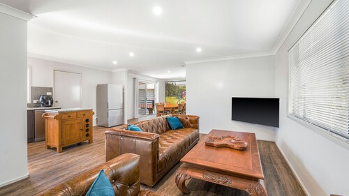 Kew Golf Shack - linen supplied, guest wifi available