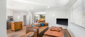 Kew Golf Shack - linen supplied, guest wifi available