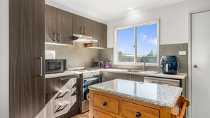 Jääkaappi, mikroaaltouuni, uuni, liesi