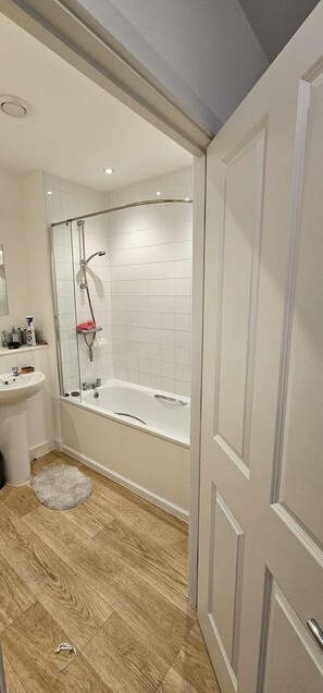 Apartment | Bathroom | Shower, towels