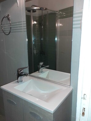 SĂšche-cheveux, serviettes fournies, papier toilette