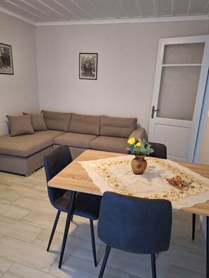 Familienapartment, Balkon, Stadtblick | Wohnbereich