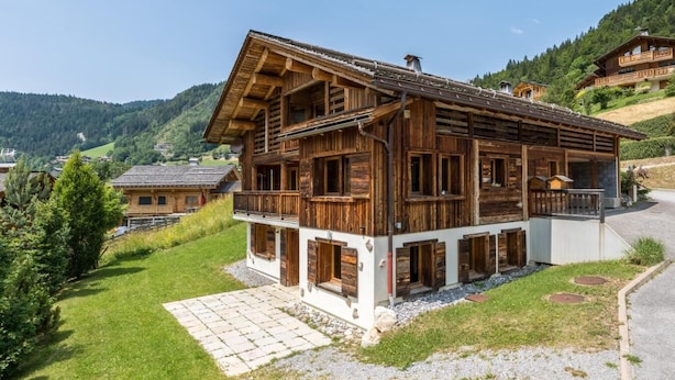 A wooden chalet with a balcony, set in a mountainous area. - Wifi, 2nd floor, balcony, fireplace or stove, tv, ski locker, 85m², Le Grand Bornand (Le Grand-Bornand)