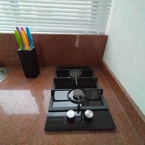 Frigorifero, microonde, piano cottura