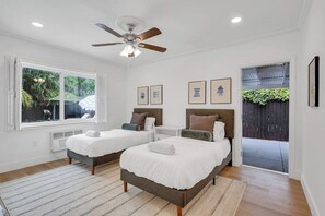 3 bedrooms, iron/ironing board, WiFi, bed sheets - POOL & BBQ with the family (Biscayne Park)