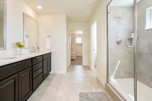 Douche, sèche-cheveux, serviettes fournies