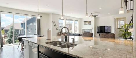 المنشأة من الداخل