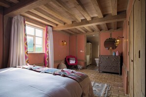 6 habitaciones, tabla de planchar con plancha, wifi y ropa de cama 