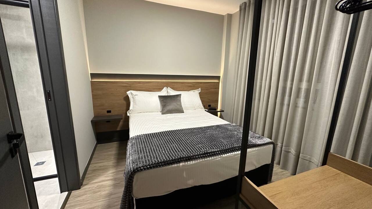 Khu vực làm việc phù hợp cho laptop, màn/rèm cản sáng 