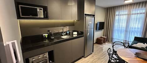 Réfrigérateur, micro-ondes, four, plaque de cuisson