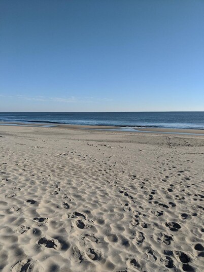 Fall Sale! Big Porch, Short Walk to Beach & Boardwalk, Sleeps 10, Lots to Offer!